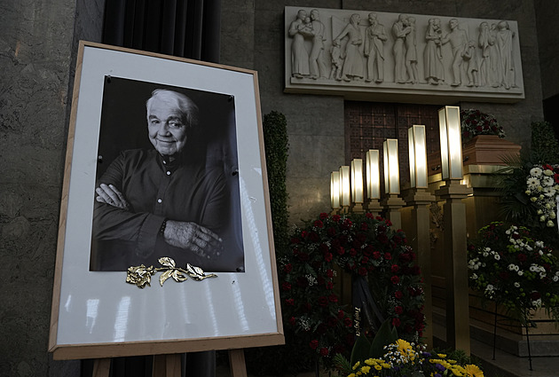 Loučení s Jiřím Krampolem. Obřadní síň je plná, Slováček zahrál na klarinet