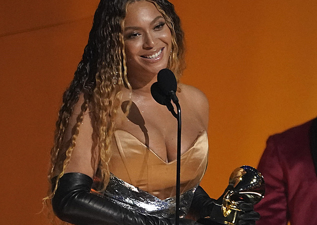 Beyoncé vyhrála svou první cenu Emmy, zaujala kostýmy při show na NFL