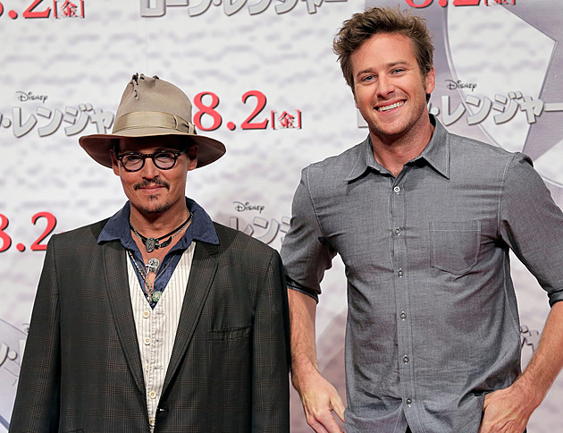 Zhulil jsem Johnnyho Deppa. Pak nás drželi od sebe, prozradil Armie Hammer