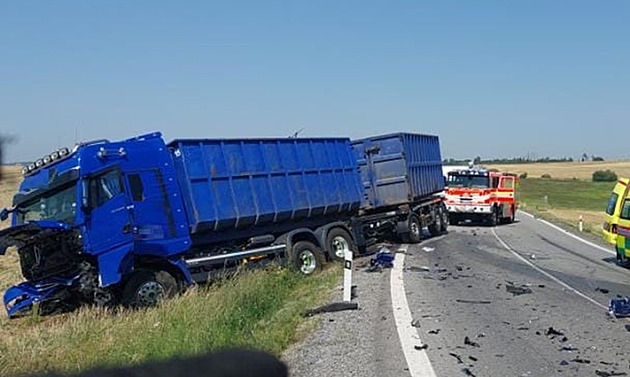 Při srážce nákladní soupravy a osobního auta zemřel člověk, tah na Vysočině stojí