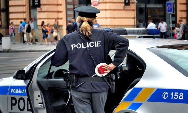 Případ srážky policejního vozu s jiným autem míří k soudu, zemřela při ní dívka