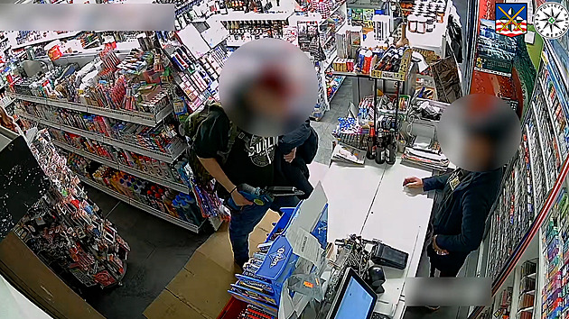 VIDEO: Do večerky vtrhl muž s elektrickou pilou, pokusil se zabít prodavačku