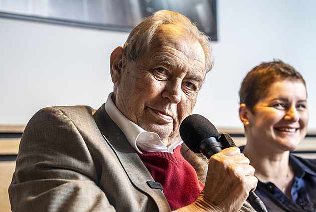 Bývalý prezident Zeman podstoupil operaci hnisavého abscesu na zádech