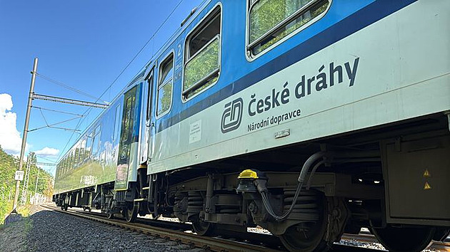 Na trati u Hradce Králové srazil spěšný vlak člověka, provoz byl přerušen