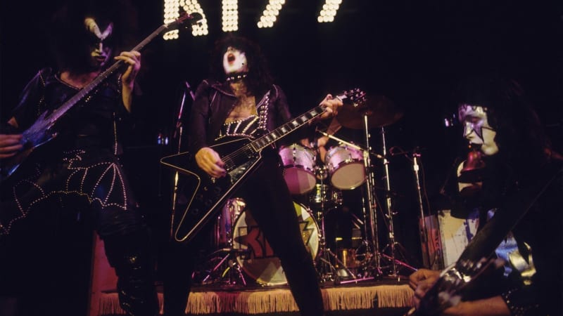 Legendární kapela Kiss je zdrcena: Zemřel kytarista Ace Frehley, podlehl zraněním po pádu