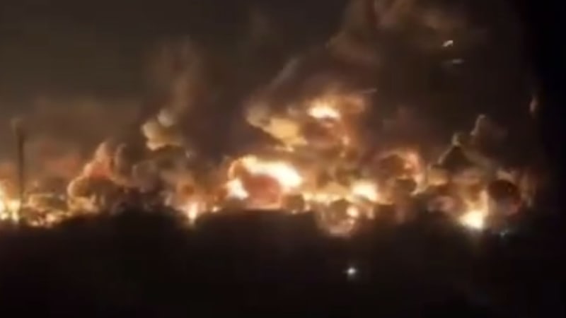 Mohutné exploze na Krymu. Hoří sklad ropy i munice, lidé hlásí hustý kouř nad městem