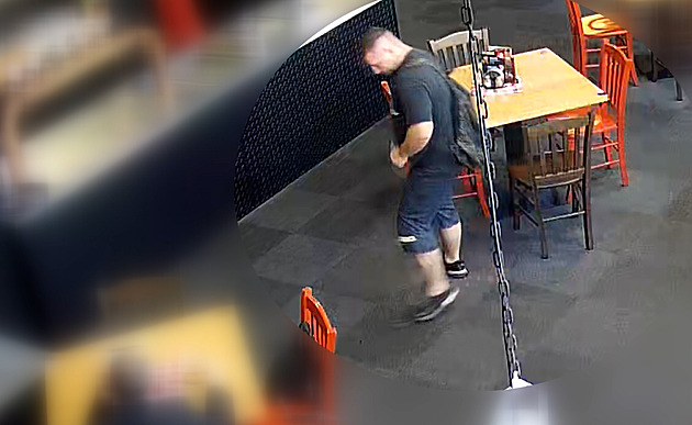 Muž vlezl za bar a ukradl cennou hasičskou helmu, obsluha tomu nedokázala zabránit