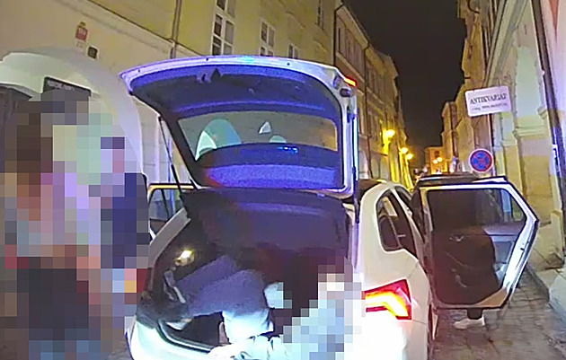Nevešli se do auta, tak si střihli, kdo pojede v kufru. Partu zastavili strážníci