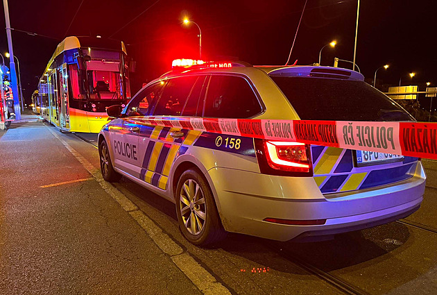 Řidič v Plzni srazil matku s dítětem na tramvajovém ostrůvku, lekl se jiného auta