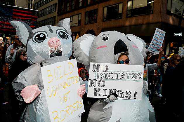 Američané vyrazili demonstrovat proti Trumpovi, ten si hoví v Mar-a-Lagu