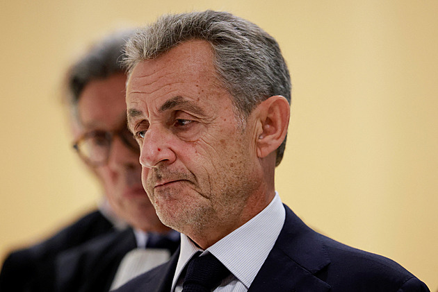 Nebojím se, říká Sarkozy před nástupem do vězení. Plánuje tam napsat knihu