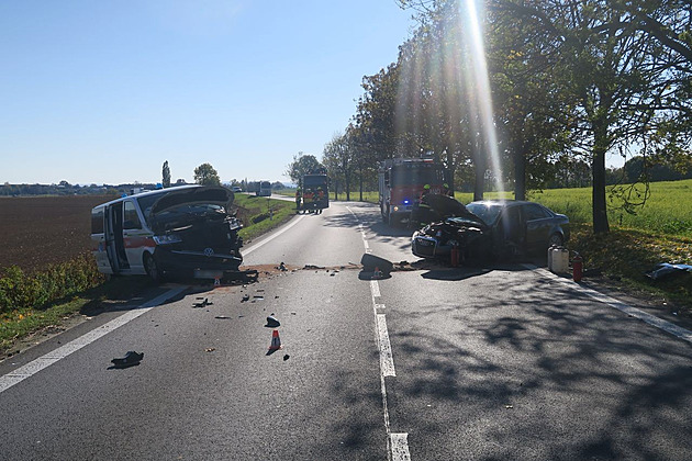 Senior v osobáku se v protisměru čelně srazil se sanitkou, převážela pacienty