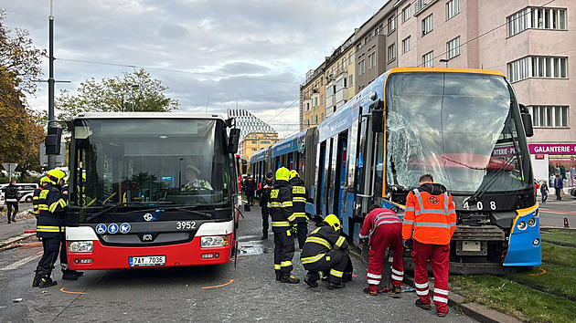 Srážka tramvaje s autobusem na Vinohradech. Hasiči evakuovali 50 cestujících