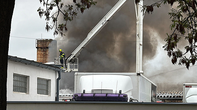 V Nehvizdech hoří průmyslová hala, třetí stupeň poplachu. Kouř je cítit i v Praze