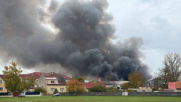 V Nehvizdech hoří průmyslová hala, třetí stupeň poplachu. Kouř je cítit i v Praze