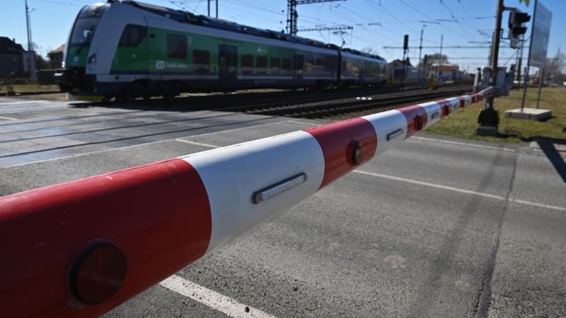 Srážka vlaku s autem na Plzeňsku: Na místě jsou zranění, doprava na Mnichov stojí