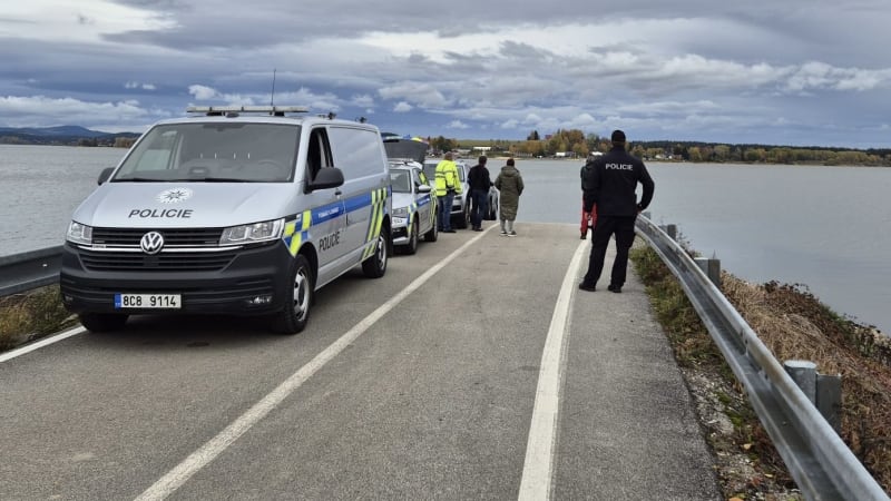 Na dně Lipna má být vůz s lidskými ostatky. Kriminalisté a potápěči pročesávají přehradu