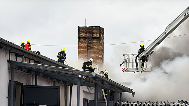 Hasiči dohašují haly v Nehvizdech, škoda je až 120 milionů. Míří tam vyšetřovatelé