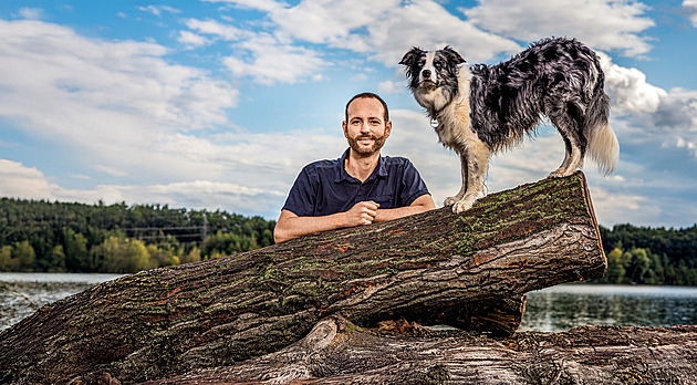 Přežil pokus o znásilnění i ruské vězení. Cestovatel stopoval kolem světa se psem