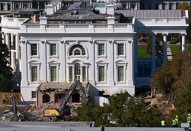 Východní křídlo Bílého domu půjde kvůli tančírně celé k zemi, oznámil Trump