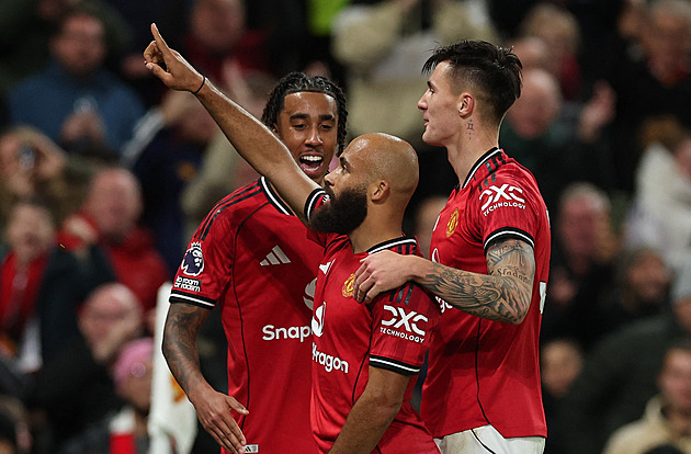 ONLINE: United vedou, nováček v závěru zmrazil Chelsea. Večer hraje Liverpool