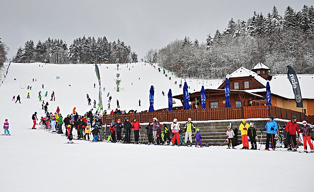 Skiareály se připravují na sezonu. Investice do zasněžování i zdražené skipasy
