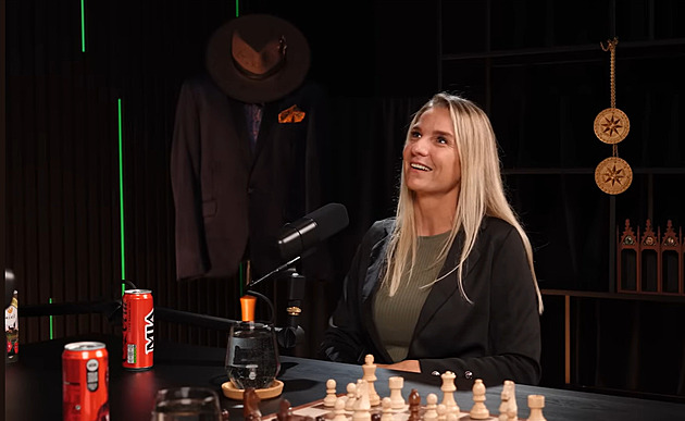 Ledová komisařka, sluníčková jogínka, největší lhářka. Kdo je Mia ze Zrádců 2