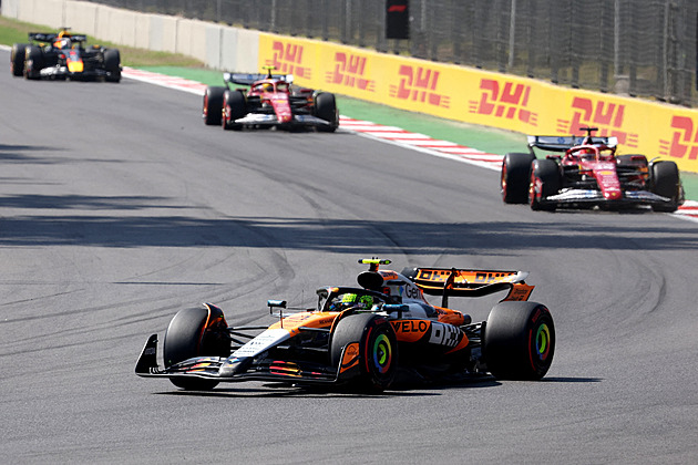 F1 ONLINE: Závod v Mexiku vede Norris, Verstappen se špatnou strategií propadl
