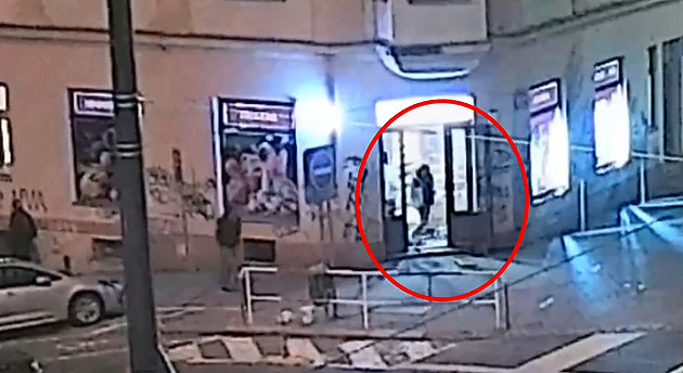 Lidé se nemohli dostat z večerky, tak mladík prokopl sklo ve dveřích