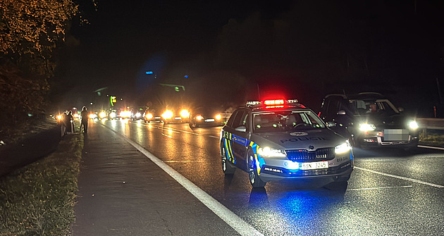 Převrácený kamion blokuje v Praze nájezd na D10. Komplikace potrvají několik hodin