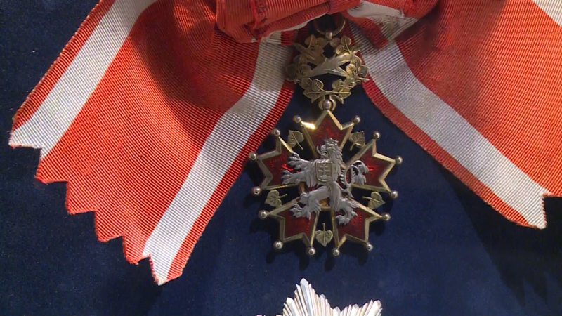 Nositelem Řádu Bílého lva je i Kaddáfí. Kdo ocenění dostává a jaké jsou jeho třídy?