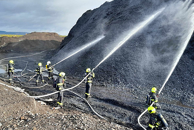 Ve skládce štěpky u Litvínova po požáru opět rostla teplota, hasiči obnovili zásah
