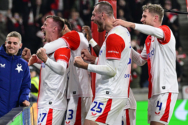 Slavia - Baník 2:0, domácí se dočkali až po půli, premiérovou trefou rozhodl Vlček