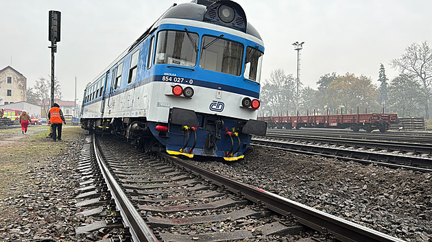 V Neratovicích vykolejil osobní vlak, provoz mezi Prahou a Mělníkem obnoven