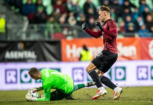 ONLINE: Karviná - Sparta 0:0, Ayaosiho vychytal Vindahl, domácí pak pálí do tyče