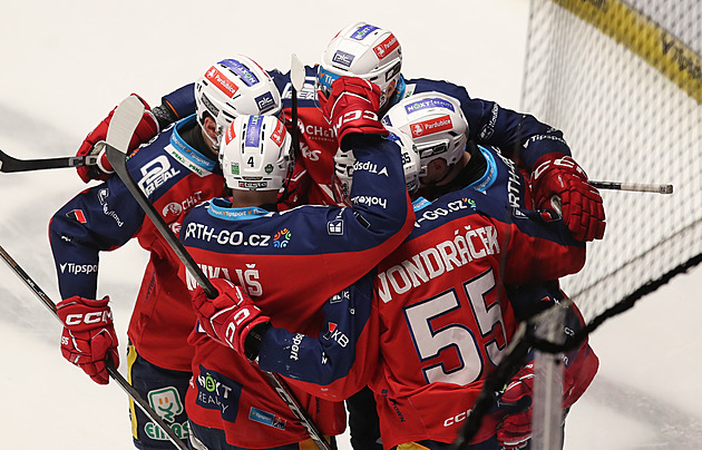 ONLINE: Pardubice otáčejí šlágr v Třinci, vede i Sparta. Kometa doma ztrácí