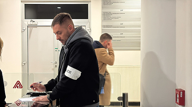 Policie zasahuje v budově VZP v Praze, dvanáct zadržených