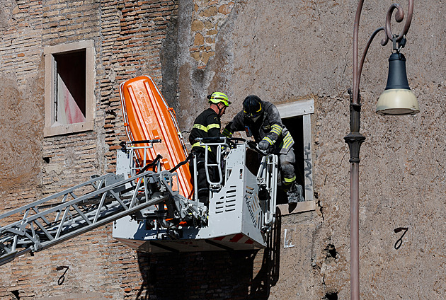 V Římě se zřítila část historické věže, hasiči se snaží vyprostit zasypaného dělníka