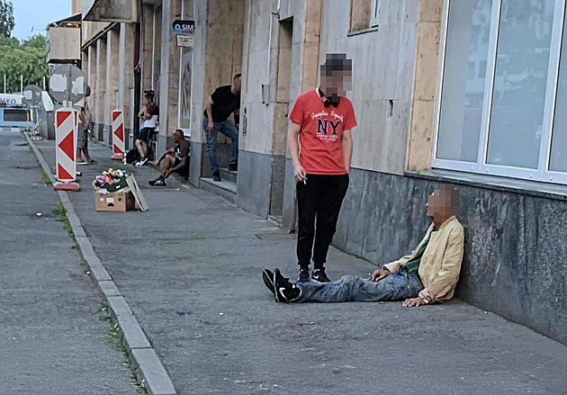 Holešovice, čtvrť výkalů a bezdomovců. Podle Čižinského za to může magistrát