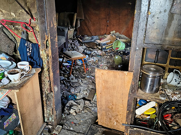 Desítky zvířat žily mezi odpadky, hrůzné podmínky u chovatelky odhalil požár