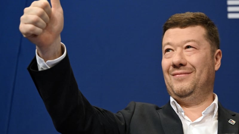 Okamura začal úřadovat: Nechal sundat ukrajinskou vlajku nad vchodem do Sněmovny