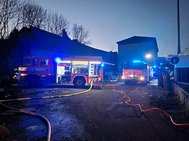 Hasiči na Semilsku likvidují požár vzduchotechniky v průmyslovém areálu