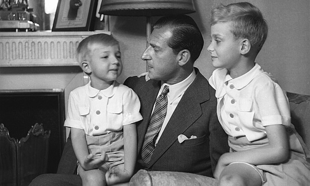 Kulka ho zasáhla do čela, popsal bývalý španělský král smrt čtrnáctiletého bratra