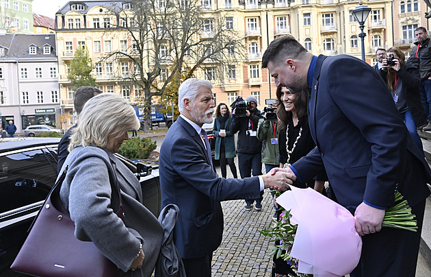 Prezident Pavel přijel do Karlovarského kraje, prohlédne si lázně i sklárnu Moser