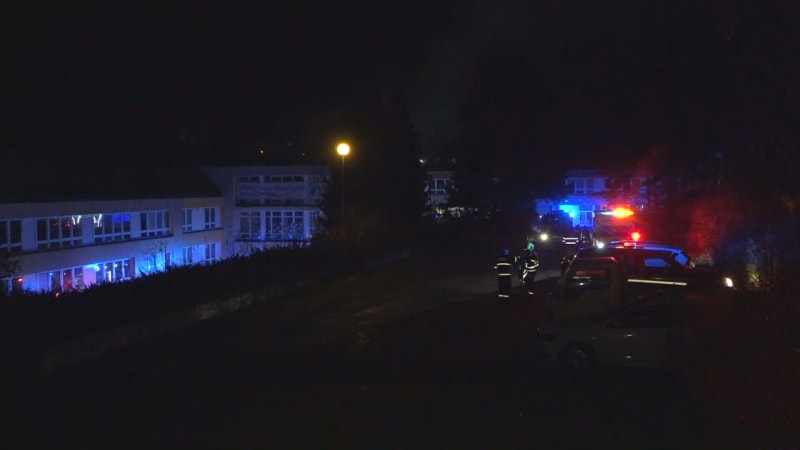 Ve Zlíně hoří střecha školy, platí třetí stupeň poplachu. Z budovy šlehají plameny