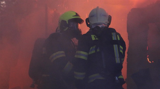 Pád z okna hořícího bytu ve Svitavách nebyl náhodný, muž spáchal sebevraždu