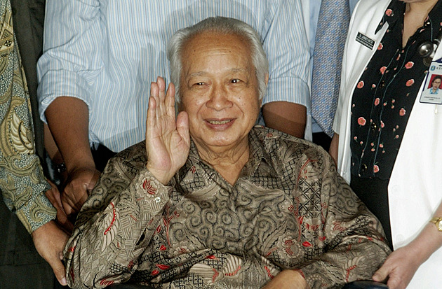 Ocenění bývalého tchána. Suharta v Indonésii prohlásili hrdinou, aktivisté zuří