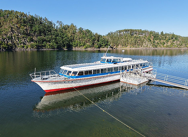 Výletní loď na Hracholuskách ztratila kapitána, teď ji čekají velké změny