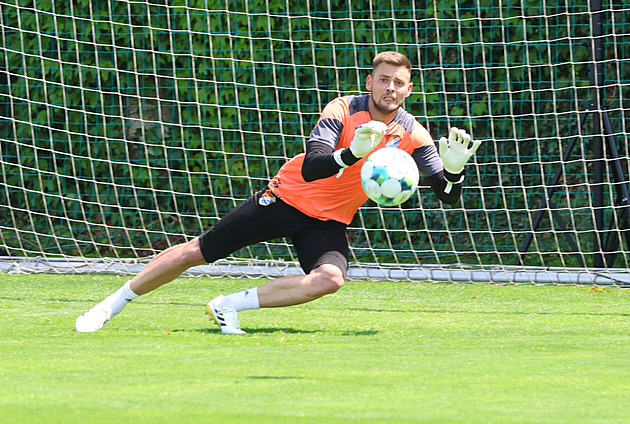 Na tréninku jim to padá. Brankář Budinský nejen o střeleckém trápení Baníku