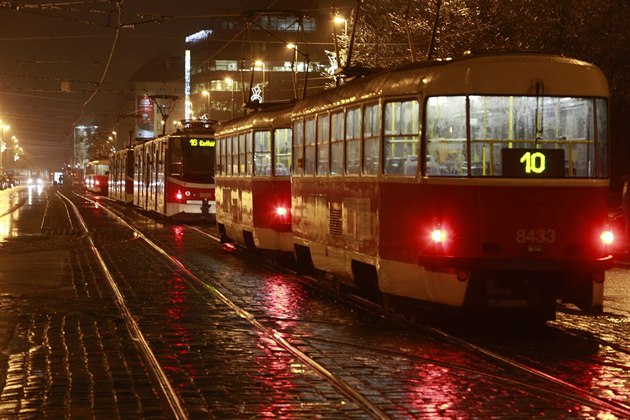 Kolaps MHD v centru Prahy. Spoje nabraly až půlhodinové zpoždění